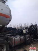江苏：空油罐车发生爆炸 车头炸毁2人受伤(组图