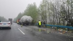 沪渝高速荆州段一油罐车冲下高速 幸无人员伤亡