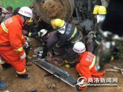 312国道丹凤铁峪铺段3辆车相撞 2名司机被救出