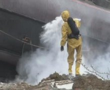 危险品车下坡刹车没了，驾驶员管自己跳车，车