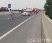 郑州郑新黄河大桥疑油罐车侧翻 致交通中断