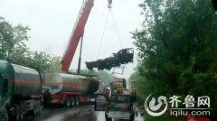 东营旅游区两油罐车相撞起火 司机一死一伤