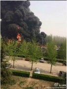 京开高速槽罐车翻车起火致主路中断 2人死亡(图