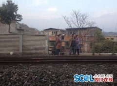 少女坐火车铁轨上晒太阳听歌不幸被撞身亡(图