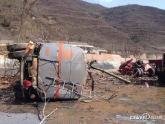 罐车316国道宝鸡段侧翻 罐内危化品发生泄露