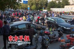 “接娃大军”两点多就开堵，该如何整治校门口的交通乱象？