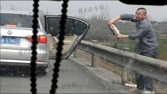 千斤草鱼洒落高速引哄抢 养鱼老人路边急哭