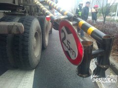西二环一油罐车撞倒2.5米限高架 司机称不熟悉路