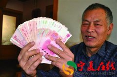 老汉取钱银行多吐一万元直奔派出所归还