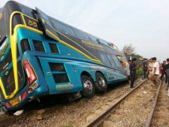 泰国一列火车与大巴相撞 造成至少3人死亡30人受伤（组图）