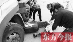 郑州男子骑电动车送女上学 双双命丧油罐车轮下