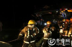 海阳一辆油罐车与大货车相撞 驾驶员被困变形车体内