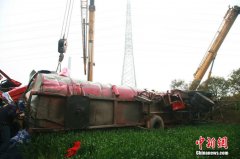 江苏槽罐车为避让电动车从轿车上滚压而过 车内