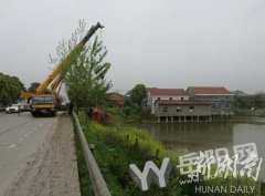 107国道岳阳新墙段一油罐车为避让客车致侧翻