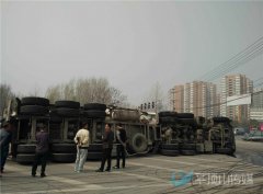 下坡又是施工路段 大型水泥罐车侧翻