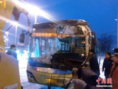 哈尔滨一公交与油罐货运火车相撞 火车脱轨(组图