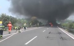 京港澳高速湘潭段5车连撞起火 已致1人死亡(组图)