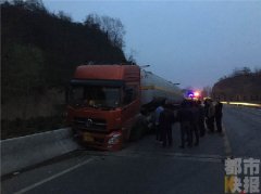 罐车今晨撞上桥墩 油箱泄漏多方救援(图)