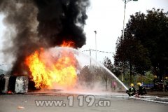 油罐车前轮爆胎导致侧翻起火 永州消防成功处置