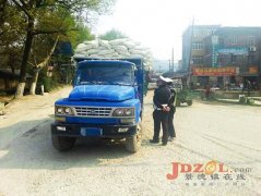交警“三部曲”严打货车扬尘撒漏违法行为