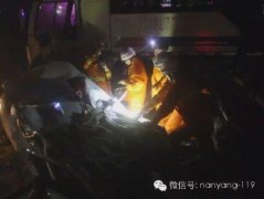满载沙货大卡侧翻压扁小轿车 特勤中队成功救援