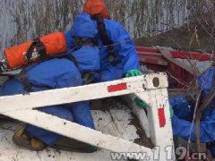 30吨罐车高速侧翻 常州消防紧急排险救人[图]