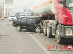 任性超车，请不要拿生命当儿戏 车辆被撞失控，