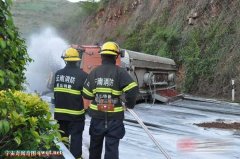 16吨汽油油罐车侧翻泄漏保龙高速中断近16小时