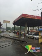 油罐车拉断十万伏高压线 城管快速反应消除隐患