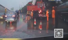 申城一油罐车冲下护栏 紧挨加油站吓到路人[组图]