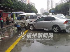疾驰车辆疑似雨中爆胎 失控后冲破护栏撞上面包