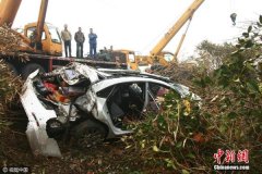 槽罐车从轿车上滚压而过 车内5人幸运逃生