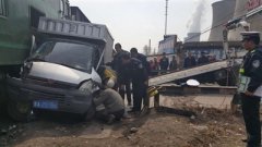 大通一辆小货车撞上火车