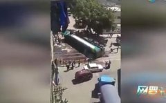 众人围观侧翻油罐车 车辆突然爆炸围观者陷身火海