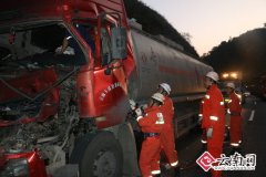 油罐车追尾货车 消防勇救被困司机