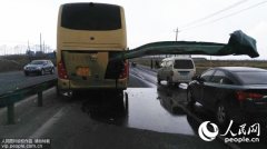 吉林一客车撞上隔离护栏被串成“糖葫芦”
