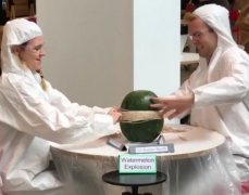 网站直播橡皮筋绑西瓜看何时炸裂 80万网友看迷