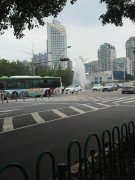 两车碰撞：消防栓被撞断 货车差点开进湖中