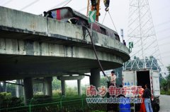 油罐车侧翻 村民“揩油”