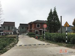 天方夜谭的事情在慈溪发生了 小轿车被火车撞了