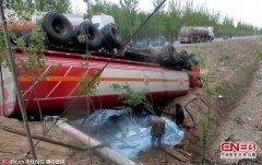 德州30吨柴油罐车翻车致泄露 司机砸玻璃逃生
