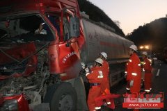 油罐车追尾货车 武警消防勇救被困司机
