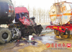 车速太快！油罐车追尾火碱车 交警管制现场，所