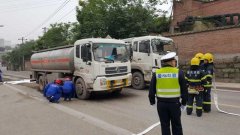 江北区一油罐车发生泄露 民警紧急排险救援