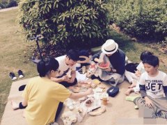孙楠晒野餐照 一家五口罕见同框出镜(图)