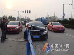 抢黄灯慌乱中撞上钢护栏 丰田轿车撞出个大口子