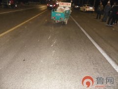 六旬大妈骑电动车闯红灯 与轿车相撞