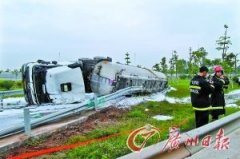 广东惠州一油罐车侧翻 20吨漏油遭百人哄抢