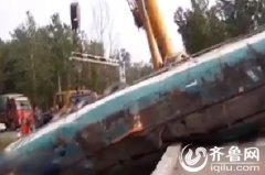 山东：五十吨油罐车违法倒车 不慎翻入桥下