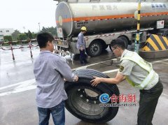 螺丝没拧紧 油罐车轮胎飞走一个